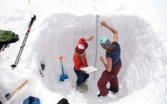 الصورة: علماء يتسللون داخل العواصف الثلجية لاستكشاف ألغاز الطقس الشتوي