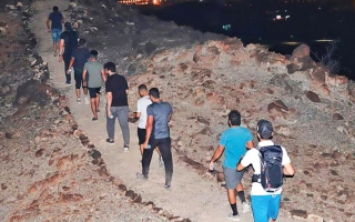 الصورة: 50 ألف درهم غرامة تعريض أشخاص للخطر أثناء تسلق الجبال