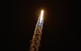 الصورة: إطلاق صاروخ فالكون 9.. ليلٌ أضاءه طموح زايد.. صور
