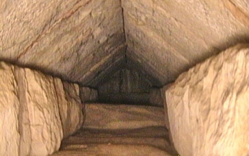 الصورة: الكشف عن ممر خفي بطول تسعة أمتار داخل الهرم الأكبر في مصر