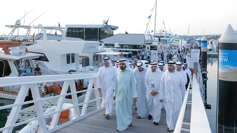 محمد بن راشد تفقد المعروضات التي تضم مجموعة من أهم وأحدث ما أنتجته كبرى شركات القوارب حول العالم.  من المصدر