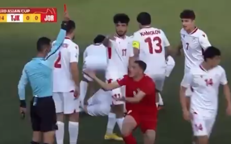 الصورة: لاعب أردني يدخل تاريخ كرة القدم بأسرع حالة طرد (فيديو)