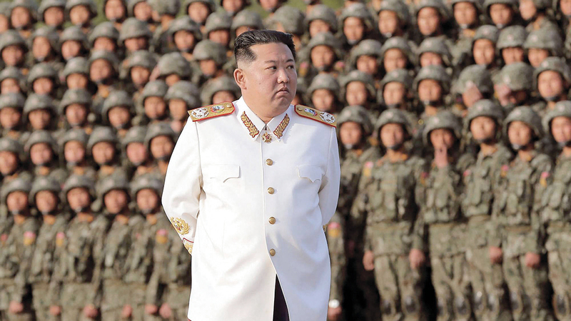 كيم جونغ أون يشرف على إجراء التجارب الصاروخية. أ.ف.ب
