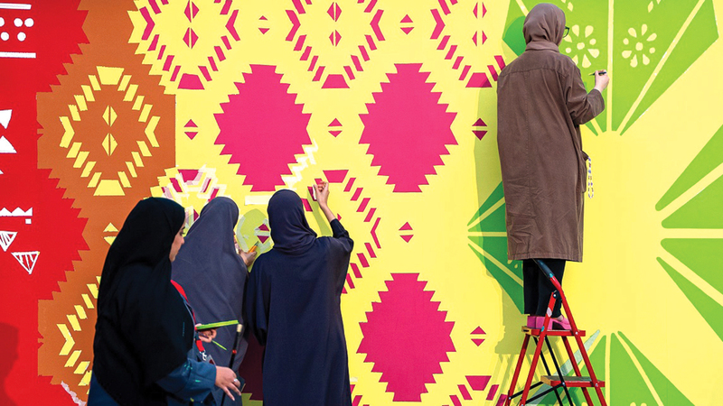 طالبات جامعة زايد قدمن جدارية «ترجمات الإمارات العربية المتحدة». من المصدر