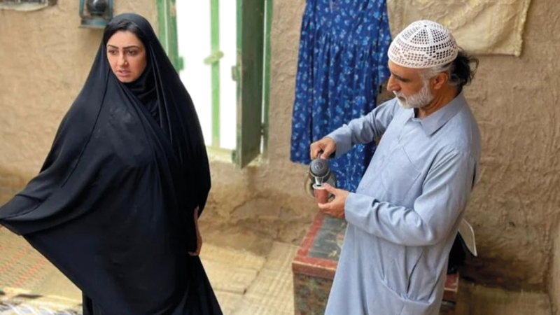 حبيب غلوم وهيفاء حسين خلال تصوير مسلسل «الجذوع». أرشيفية