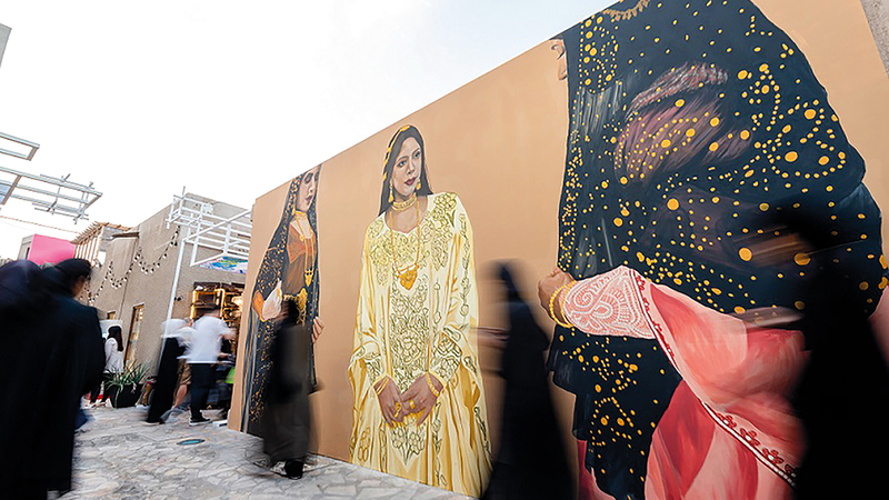 المهرجان تزين بجداريات قدمت مشاهد مرتبطة بالبيئة الإماراتية.  الإمارات اليوم