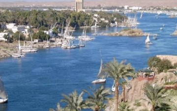 الصورة: البحث عن جثامين 6 مصريين غرق بهم مركب وسط النيل