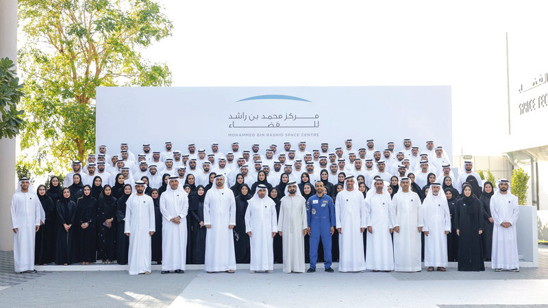 محمد بن راشد خلال زيارته لمقر مركز محمد بن راشد للفضاء في دبي. وام