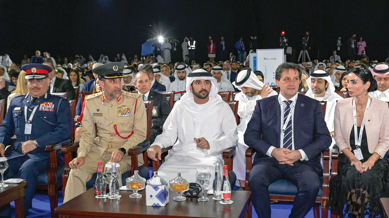 حمدان بن محمد خلال حضوره الجلسة الافتتاحية للقمة الشرطية العالمية. وام