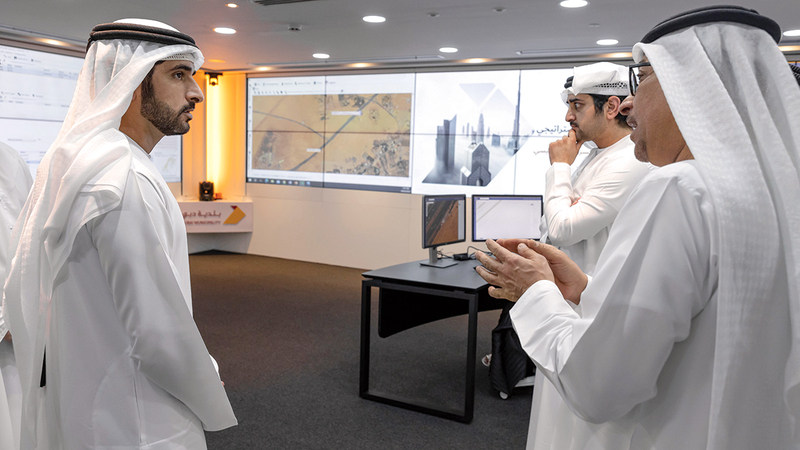 حمدان بن محمد ومكتوم بن محمد خلال زيارتهما إلى مقر بلدية دبي.  وام