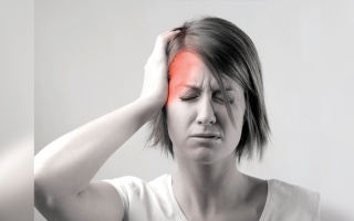 الصورة: أعراض الصداع العنقودي..  يضرب جانباً واحداً من الرأس