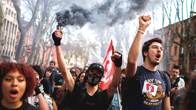 متظاهرون يشاركون في تظاهرة ضد إصلاح المعاشات التقاعدية في تولوز جنوب فرنسا. أ.ف.ب