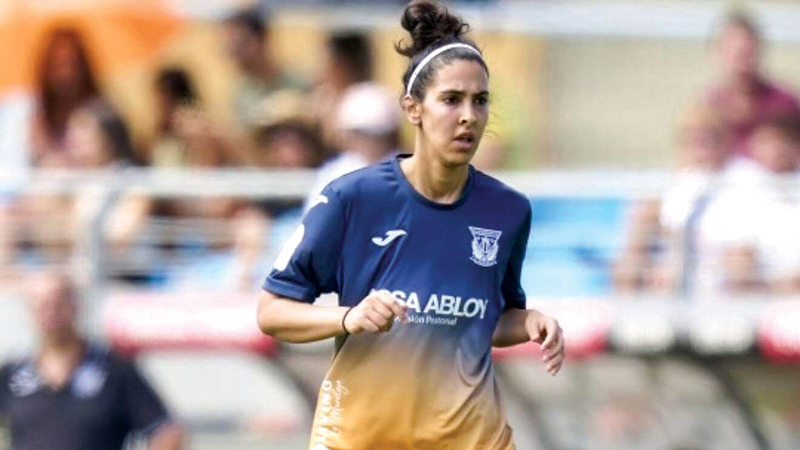 نوف العنزي: «بدأت مسيرتي مع نادي الوحدة.. وأشجع الجزيرة في دوري المحترفين».