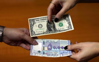 الصورة: الدولار الواحد يتخطى 100 ألف ليرة.. تدهور عملة لبنان إلى مستوى غير مسبوق