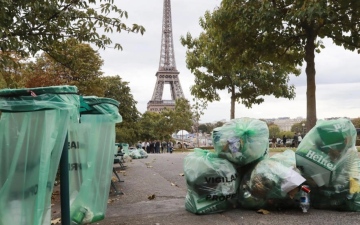 الصورة: قضية أكوام القمامة في شوارع باريس تتحول إلى شأن سياسي