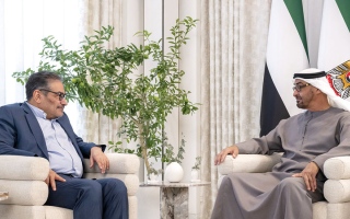 الصورة: رئيس الدولة يبحث مع شمخاني مدّ جسور التعاون بين الإمارات وإيران