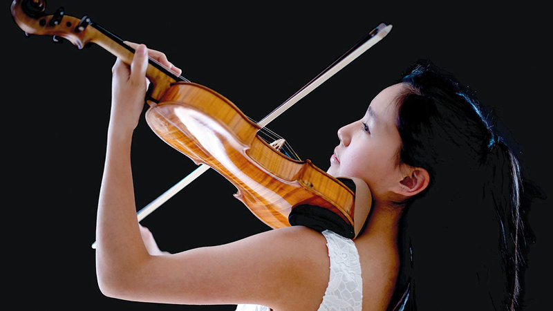 عازفة الكمان البريطانية الصينية ليا زو التي تبلغ من العمر 16 عاماً. من المصدر