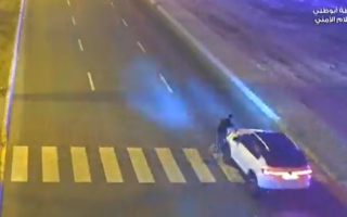 الصورة: مشاة يتعرضون لحوادث دهس اثناء عبور الطريق.. فيديو