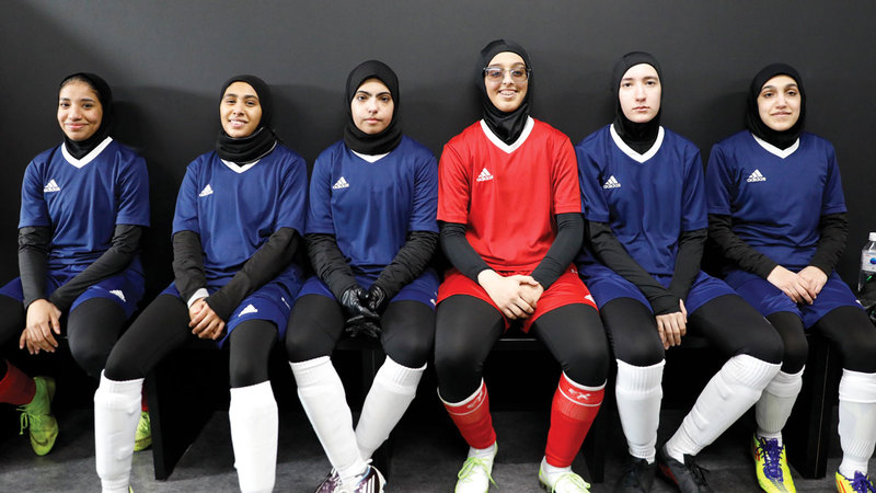 مينة برفقة زميلاتها في منتخب الأولمبياد الخاص لكرة القدم.    من المصدر