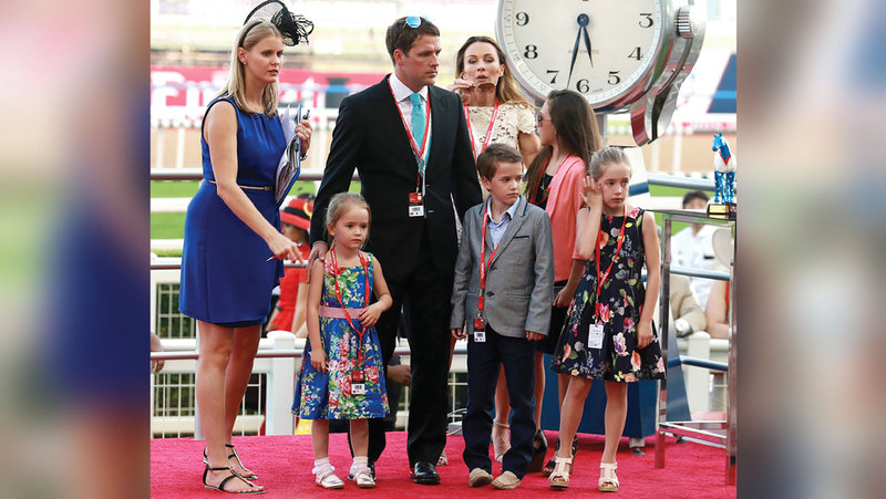 أوين برفقة عائلته خلال احتفاله بلقب كأس دبي الذهبية في نسخة 2015.   من المصدر