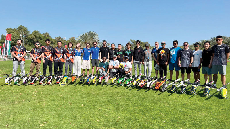 المشاركون في منافسات بطولة دبي ماسترز الدولية الثالثة للطيران اللاسلكي الحر.  من المصدر