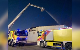 الصورة: دفاع مدني دبي يسيطر على حريق بمستودعين في رأس الخور الصناعية