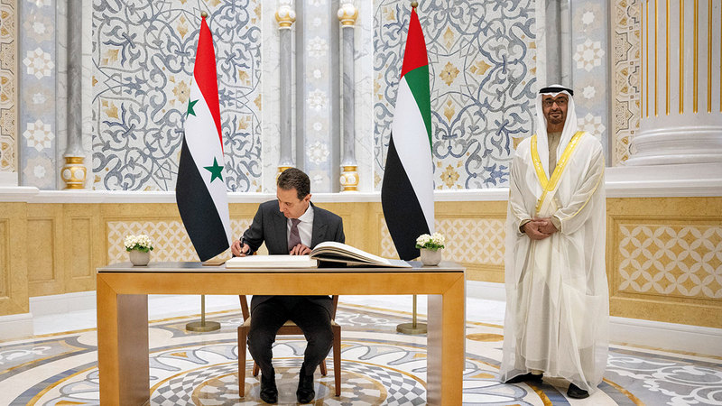 بحضور محمد بن زايد.. بشار الأسد يدون كلمة في سجل كبار الزوار.  وام