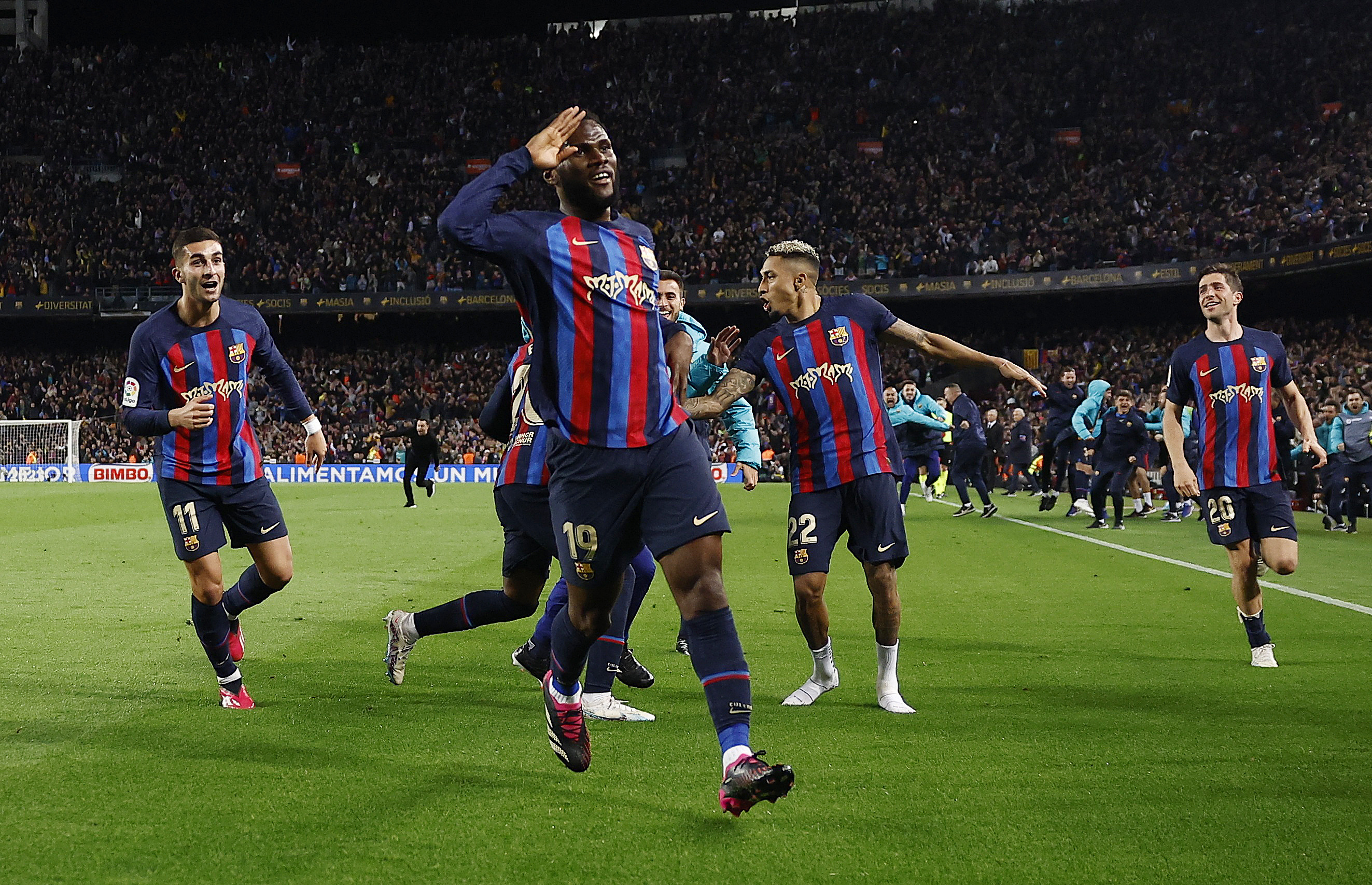 Barcelona stuns Real Madrid and tweets in the lead by 12 points