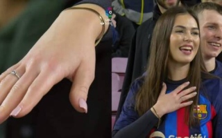 الصورة: مشجع يختار "كلاسيكو" برشلونة وريال مدريد لطلب الزواج من فتاة أحلامه