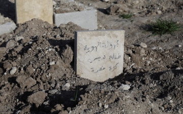 الصورة: شواهد قبور بلا أسماء.. سوريون يبحثون عن ذويهم المفقودين بالزلزال