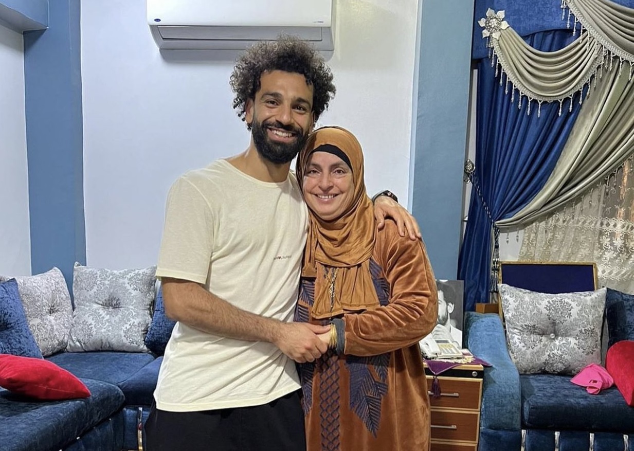 محمد صلاح ينشر صورة لوالدته احتفالاً بعيد الأم