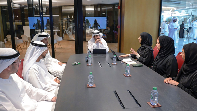 حمدان بن محمد مع فريق العمل من الأمانة العامة للمجلس التنفيذي وهيئة دبي الرقمية.   من المصدر
