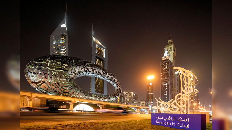 المجسمات والزينات تكسو المدينة احتفالاً بشهر رمضان المبارك.   من المصدر