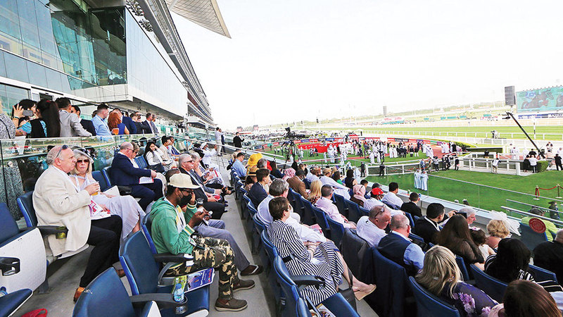 جمهور غفير يتابع سباقات أمسية «كأس دبي العالمي» سنوياً. من المصدر