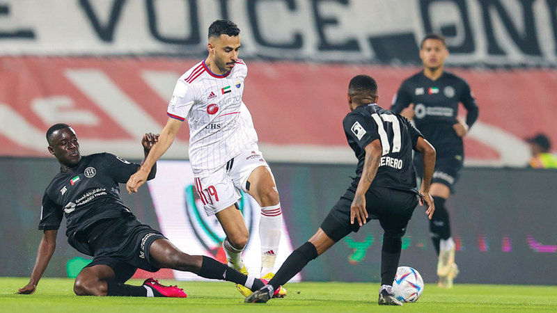 خالد الظنحاني يقود هجمة للشارقة خلال مباراة الشارقة مع الجزيرة. من المصدر