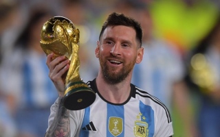 الصورة: مشهد مهيب.. ميسي يحتفل بكأس العالم مجدداً في الأرجنتين (فيديو وصور)