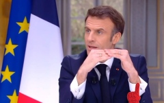 الصورة: الكشف عن سر اختفاء ساعة رئيس فرنسا بشكل مفاجئ أثناء لقاء تلفزيوني.. فيديو