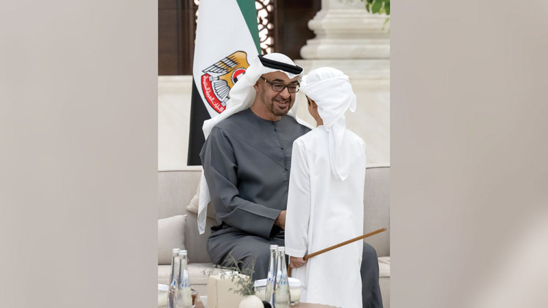  محمد بن زايد خلال استقباله المهنئين في قصر البطين. وام