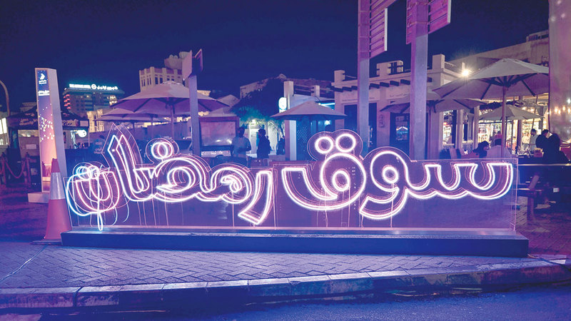 زينة الشهر الكريم أنعشت أسواقاً ومراكز تتخصص في بيع التذكارات والديكورات الخاصة برمضان.   تصوير: أشوك فيرما