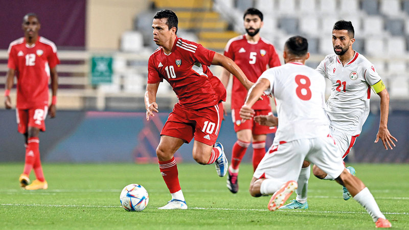 ليما يقود كرة وسط الملعب في مباراة طاجيكستان.   من المصدر
