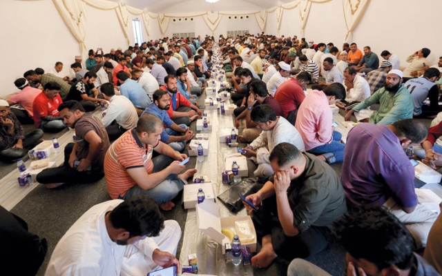 الصورة: الحبتور يوزّع 80 ألف وجبة على المتعفّفين في رمضان