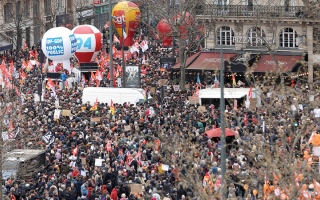 الصورة: يوم عاشر من الاحتجاجات في فرنسا وسط ازدياد الصدامات العنيفة