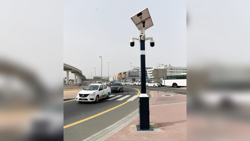 شرطة دبي تدشن أول جهاز ذكي لمراقبة معابر المشاة.   من المصدر
