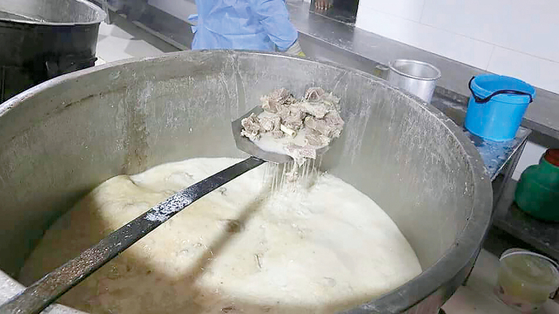 التكية تقدم يومياً حساء الجريشة المكون من القمح واللحم.    الإمارات اليوم
