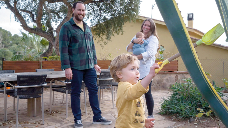 ريان وارد برفقة زوجته وأطفاله أمام منزله في إسبانيا. 	من المصدر «نيويورك تايمز»