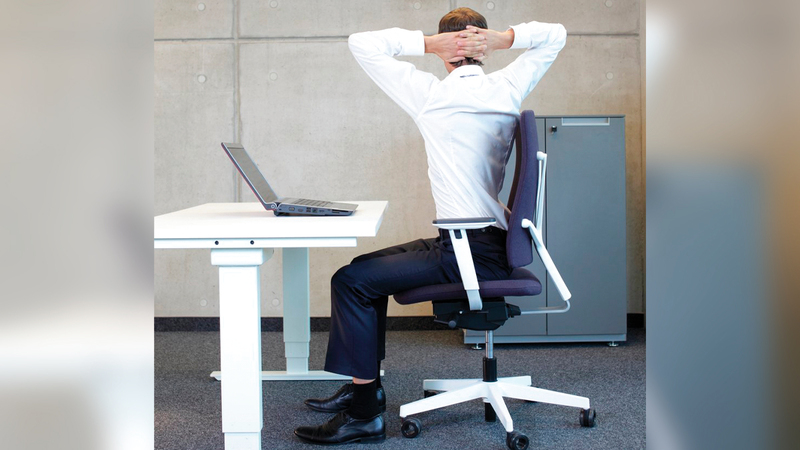 الموظف مطالب ببعض الحركات الرياضية للحفاظ على صحته.    من المصدر