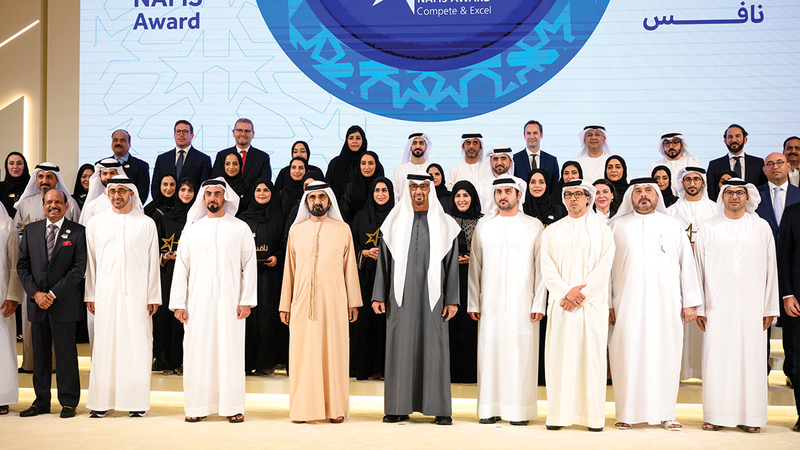 محمد بن زايد ومحمد بن راشد خلال حضورهما جانباً من حفل تكريم الفائزين بجائزة &laquo;نافس&raquo;.    وام