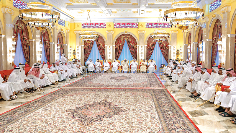 محمد بن راشد خلال استقباله وجهاء وأبناء القبائل.   وام