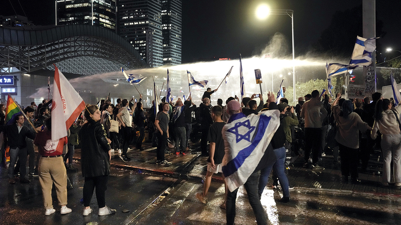 التظاهرات الحاشدة في تل أبيب والمدن الأخرى تعتبر انعكاساً لانقسام أيديولوجي عميق ضمن الدولة.  أ.ب