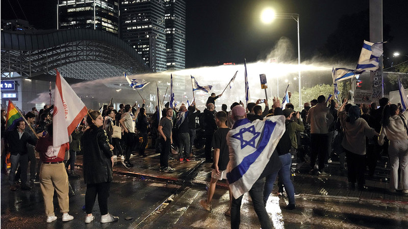 التظاهرات الحاشدة في تل أبيب والمدن الأخرى تعتبر انعكاساً لانقسام أيديولوجي عميق ضمن الدولة.   أ.ب